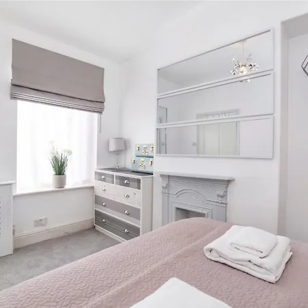 Amberley House, - With Hot Tub -free Parking