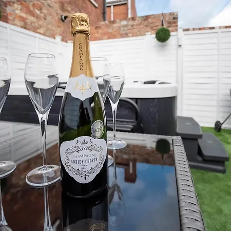 Amberley House, - With Hot Tub -free Parking