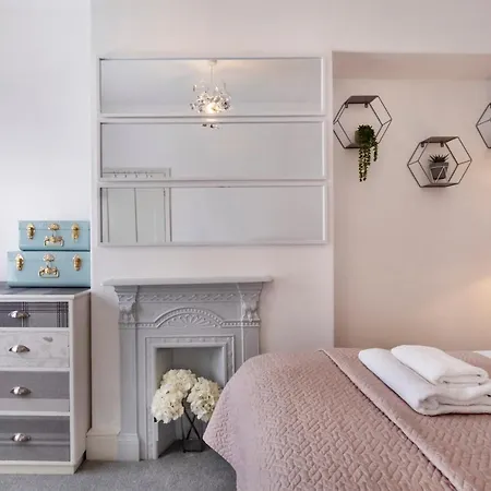 Amberley House, - With Hot Tub -free Parking * York