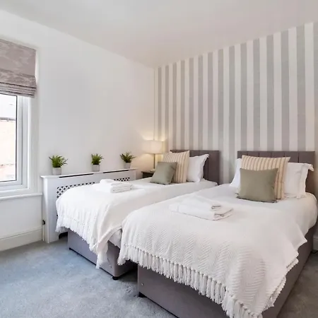 Amberley House, - With Hot Tub -free Parking *