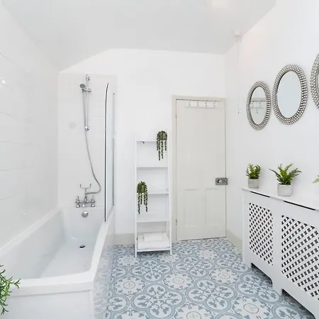 Amberley House, - With Hot Tub -free Parking