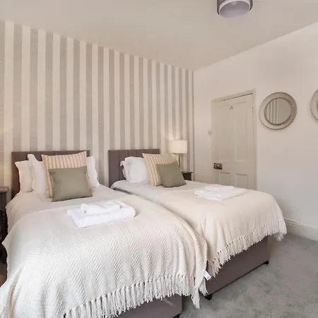 Amberley House, - With Hot Tub -free Parking *